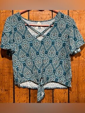 Mudd Teal Paisley Tie-Front Crop Top, size S